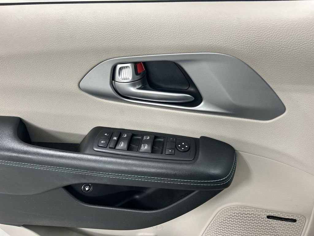Used 2018 Chrysler Pacifica Limited FWD image 11