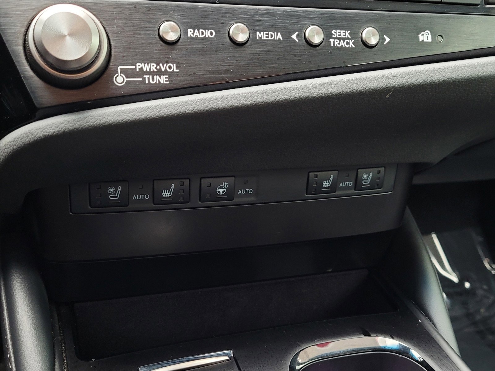 Used 2024 Lexus ES 250 w/ Premium Package image 19