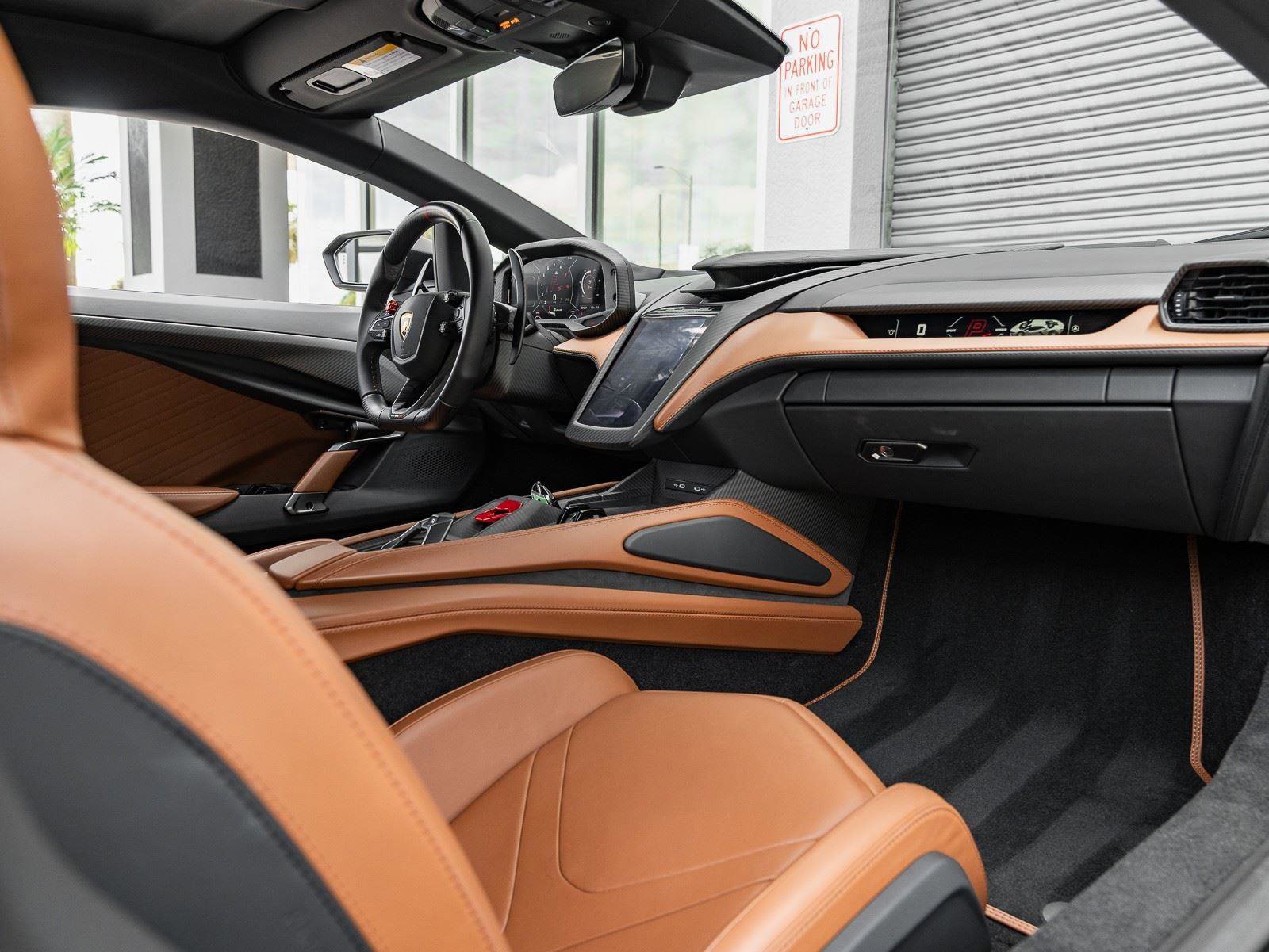 Used 2024 Lamborghini Revuelto image 2