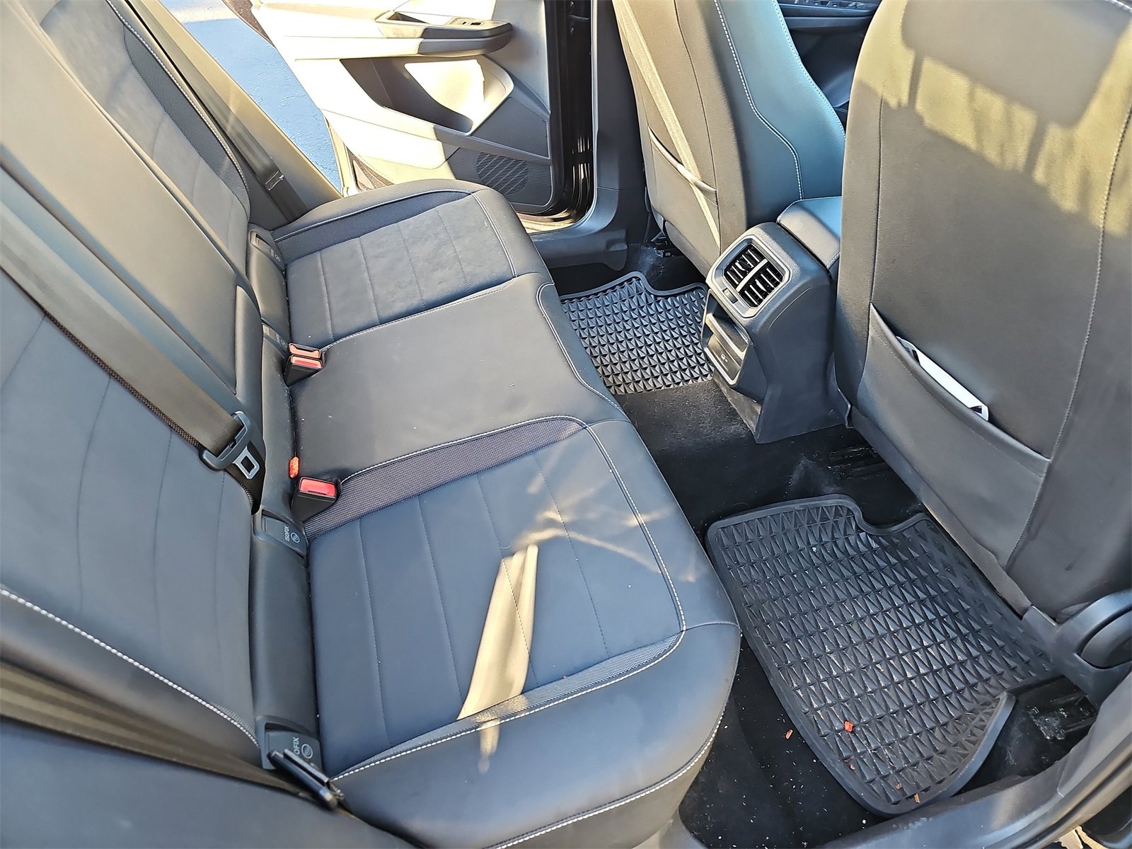 Used 2023 Volkswagen Taos SE w/ Panoramic Sunroof Package image 11