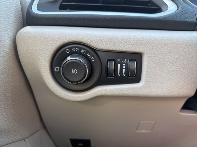 Used 2023 Chrysler Pacifica Touring-L image 28