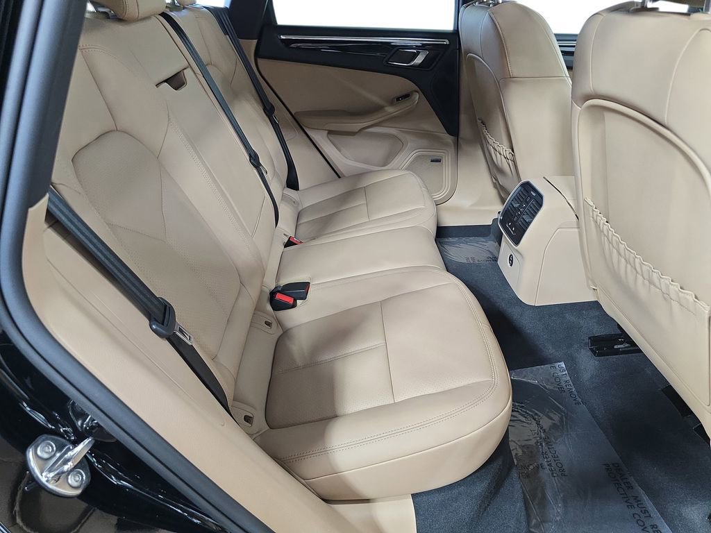 Certified 2025 Porsche Macan AWD/4WD image 26