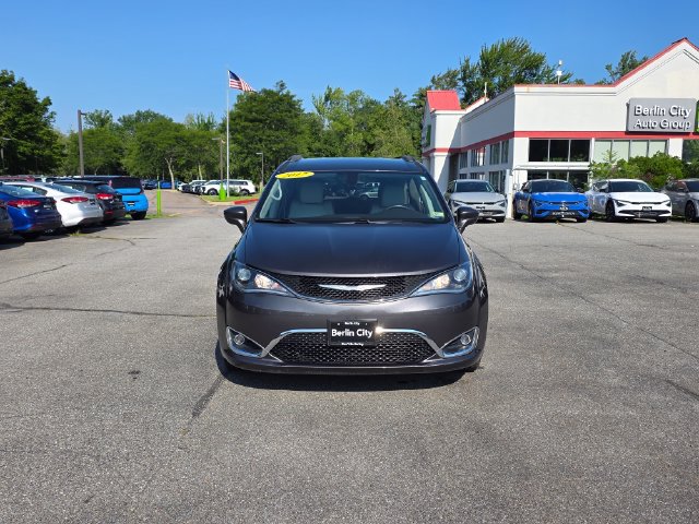 Used 2017 Chrysler Pacifica Touring-L w/ Tire & Wheel Group FWD image 3
