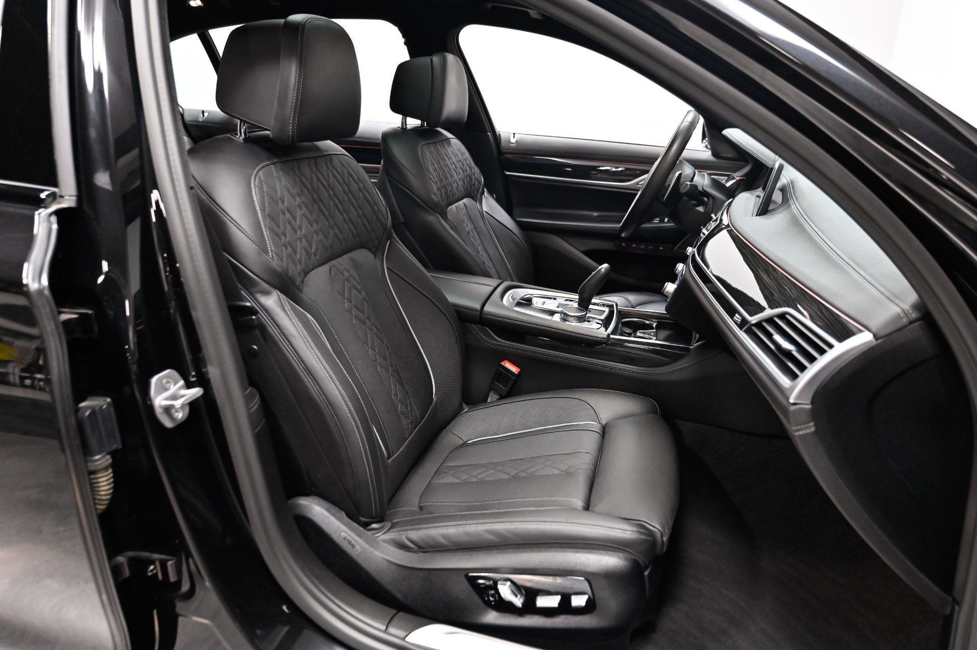 Used 2021 BMW 750i xDrive w/ Luxury Rear Seating Package AWD/4WD image 23