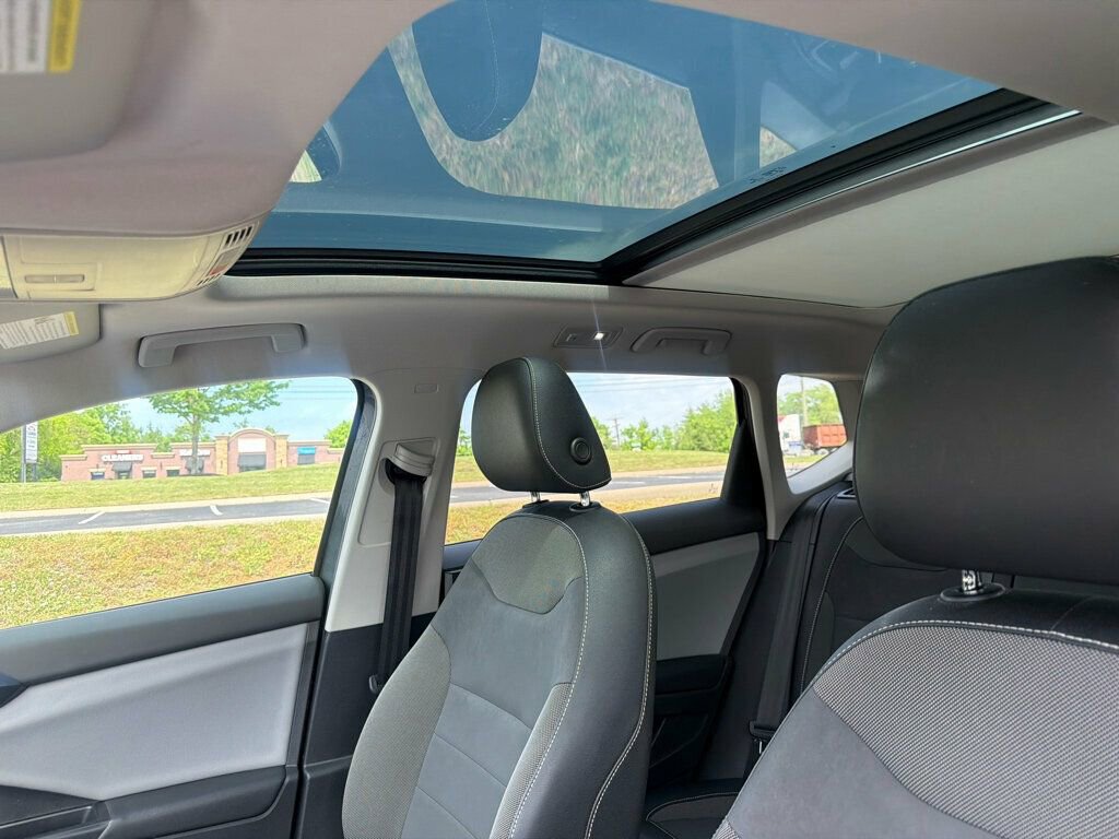 Used 2022 Volkswagen Taos SE w/ Panoramic Sunroof Package image 19