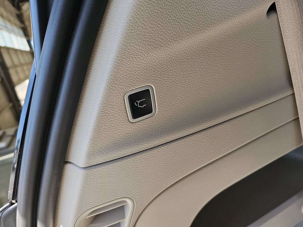 Used 2023 Chrysler Voyager LX FWD image 10