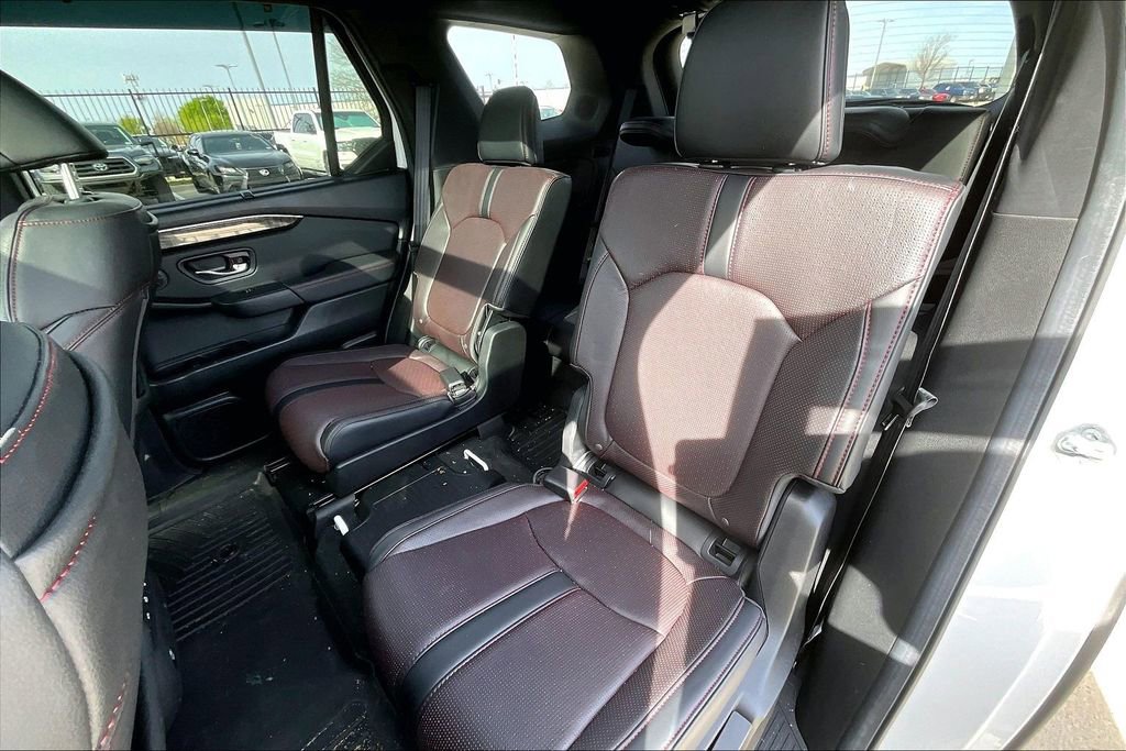 Used 2025 Honda Pilot Black Edition image 32