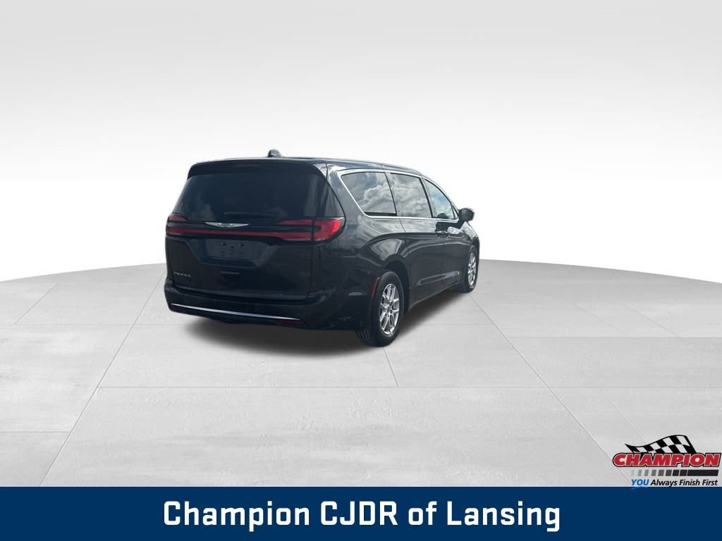 Used 2023 Chrysler Pacifica Touring-L image 4
