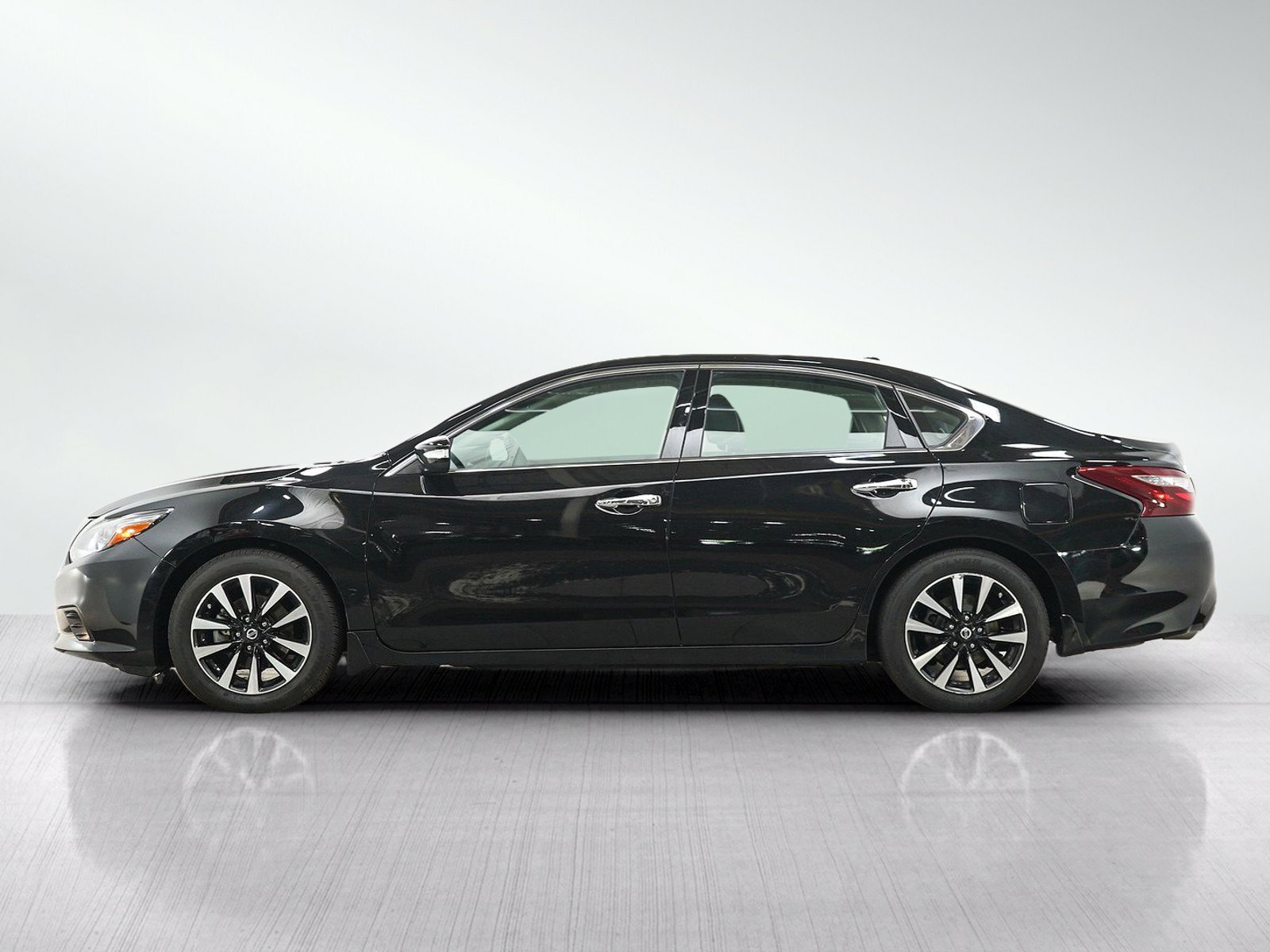 Used 2018 Nissan Altima 2.5 SL w/ 2.5 SL Technology Package FWD image 2