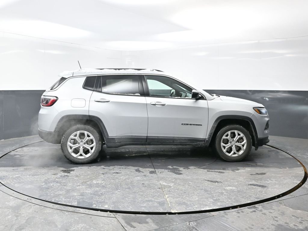 Used 2024 Jeep Compass Latitude image 4