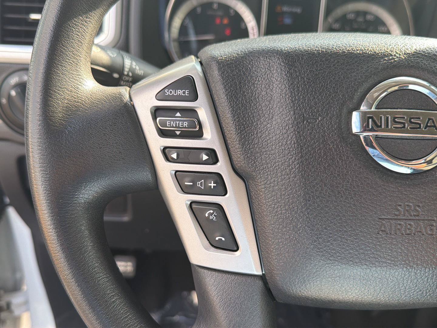 Used 2017 Nissan Titan SV AWD/4WD image 20