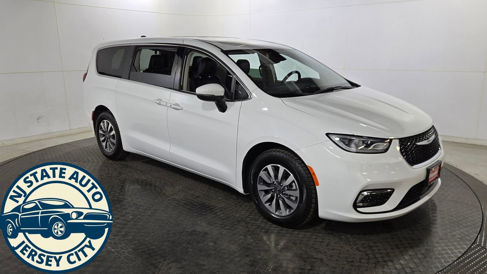 Used 2023 Chrysler Pacifica Touring-L FWD image 9