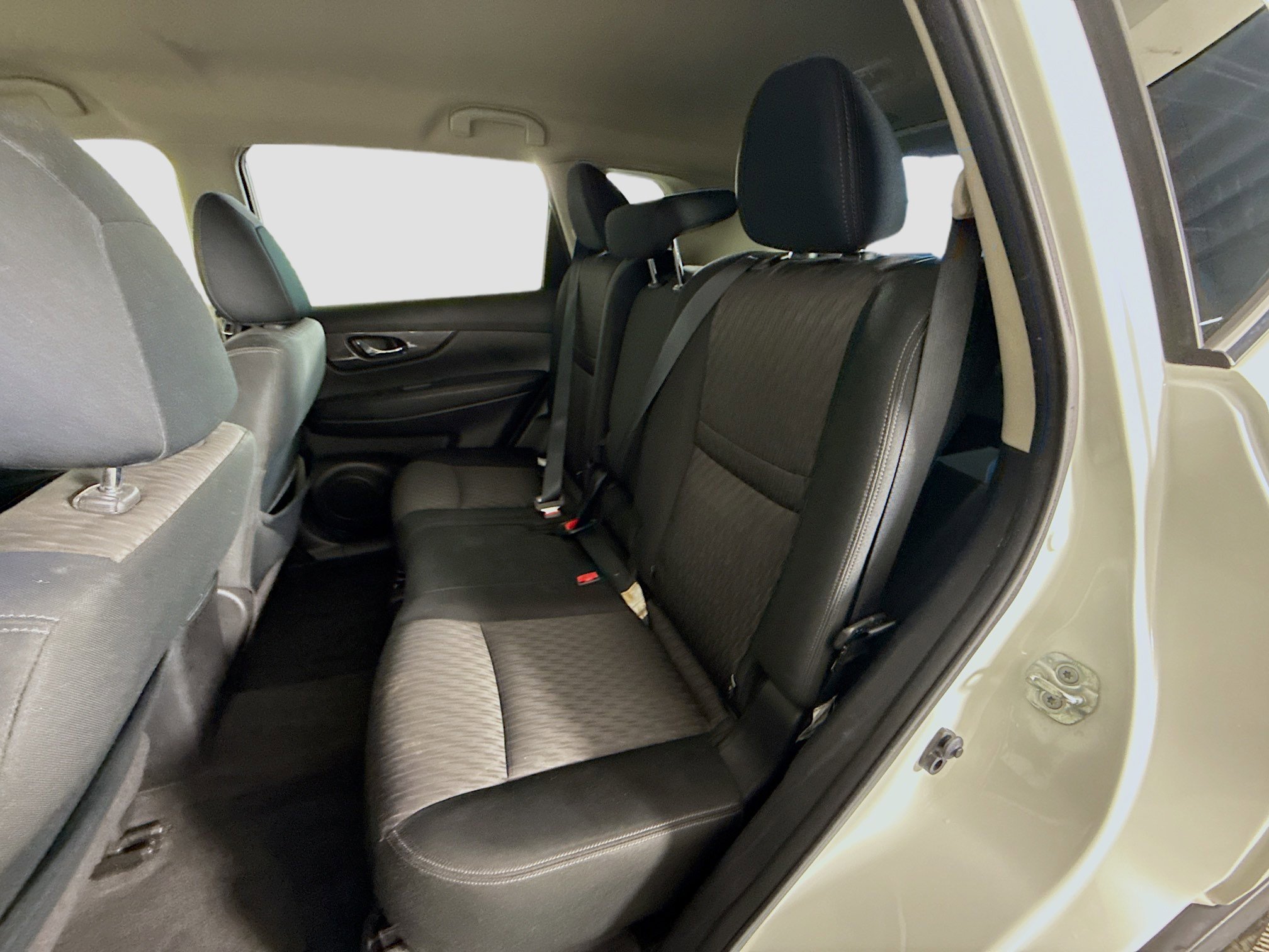 Used 2019 Nissan Rogue SV image 25