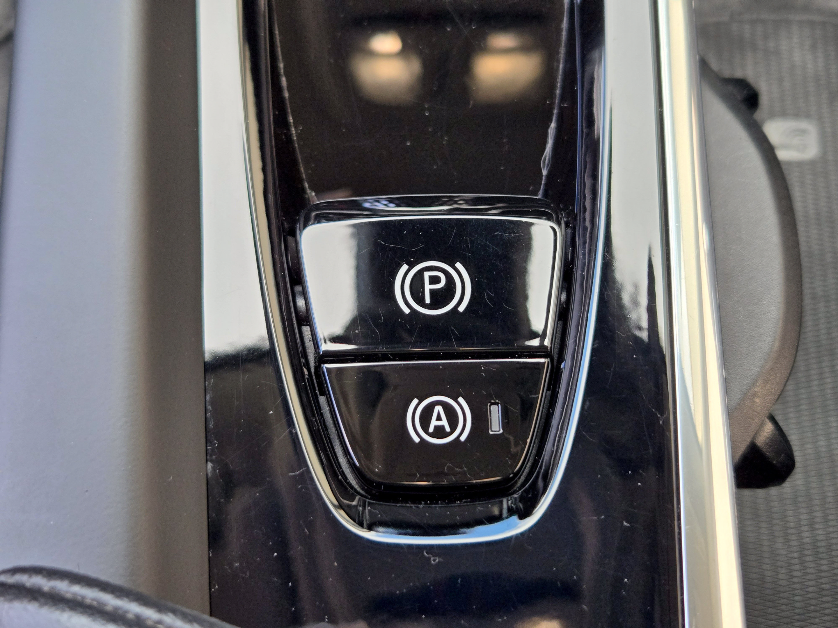 Used 2024 Volvo XC60 B5 Plus w/ Protection Package Premier AWD/4WD image 18