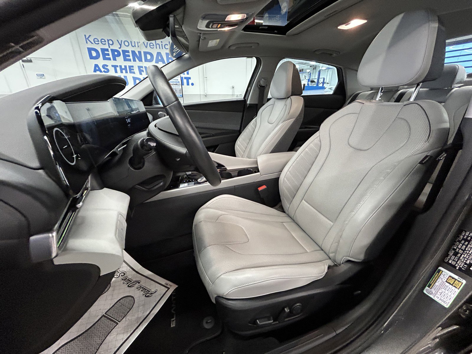 Used 2025 Hyundai Elantra Limited image 12