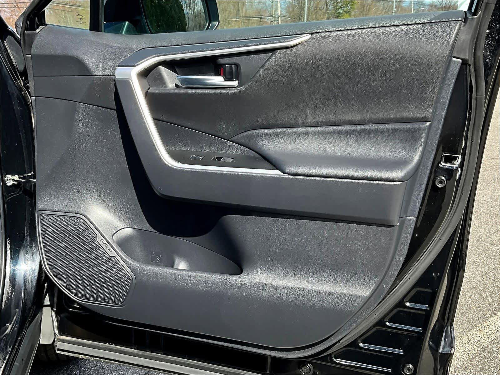 Used 2025 Toyota RAV4 XLE AWD/4WD image 12