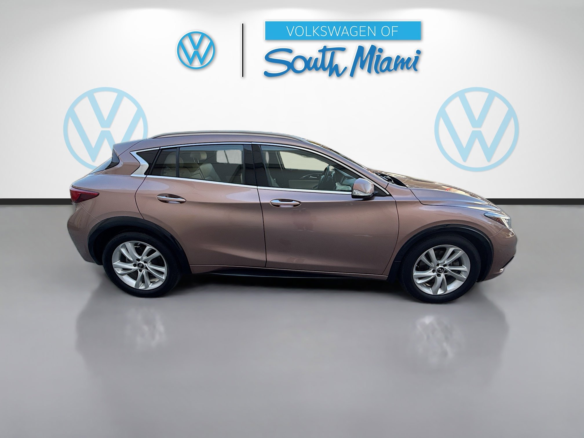 Used 2017 INFINITI QX30 Premium w/ Navigation Package image 8