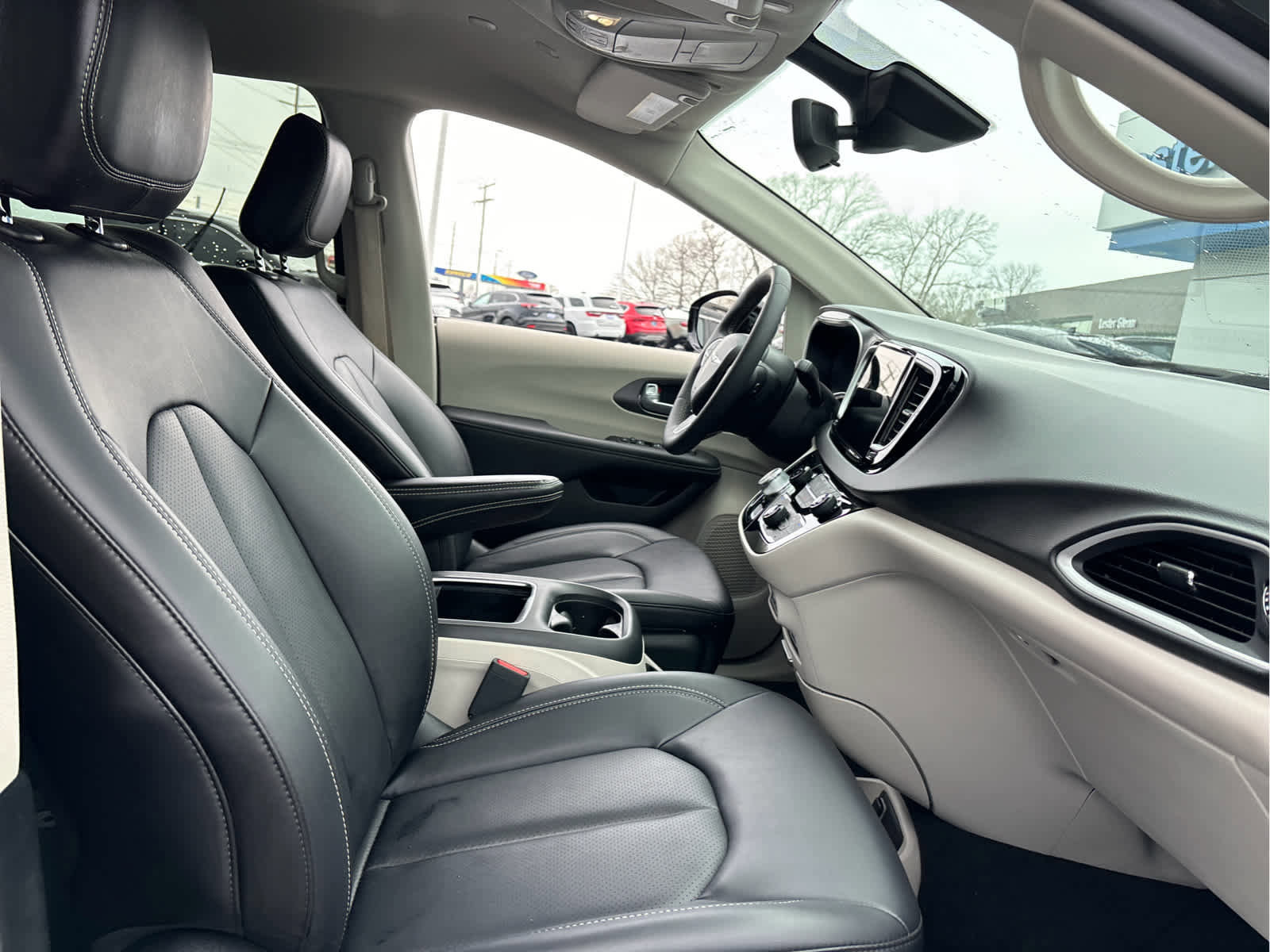 Used 2024 Chrysler Pacifica Touring-L image 22