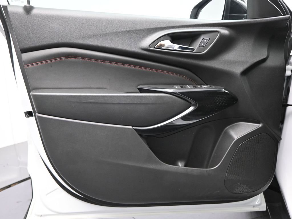 Used 2024 Chevrolet Trax RS w/ Sunroof Package image 30