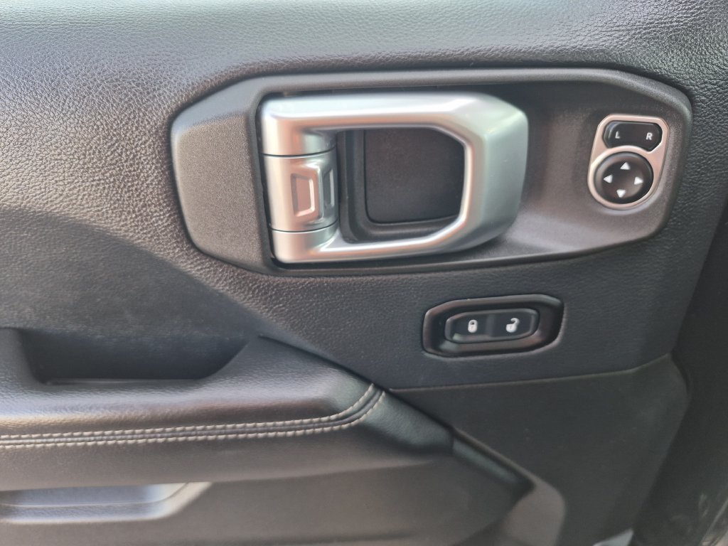 Used 2018 Jeep Wrangler Unlimited Sahara AWD/4WD image 7