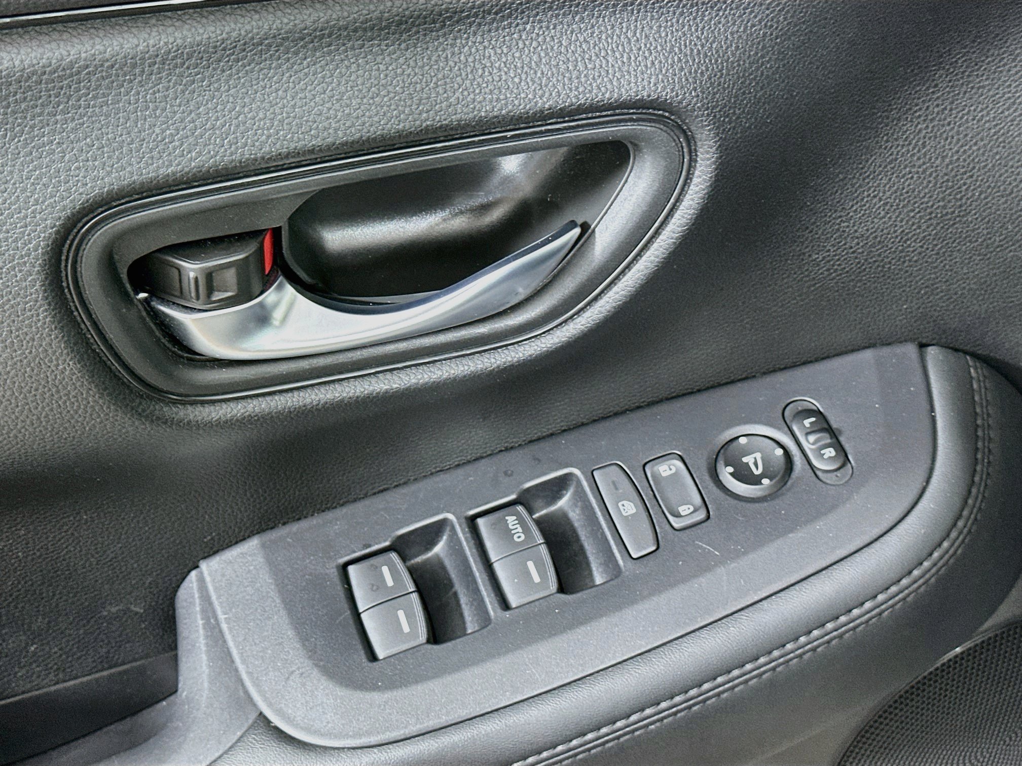 Used 2025 Honda HR-V LX image 15