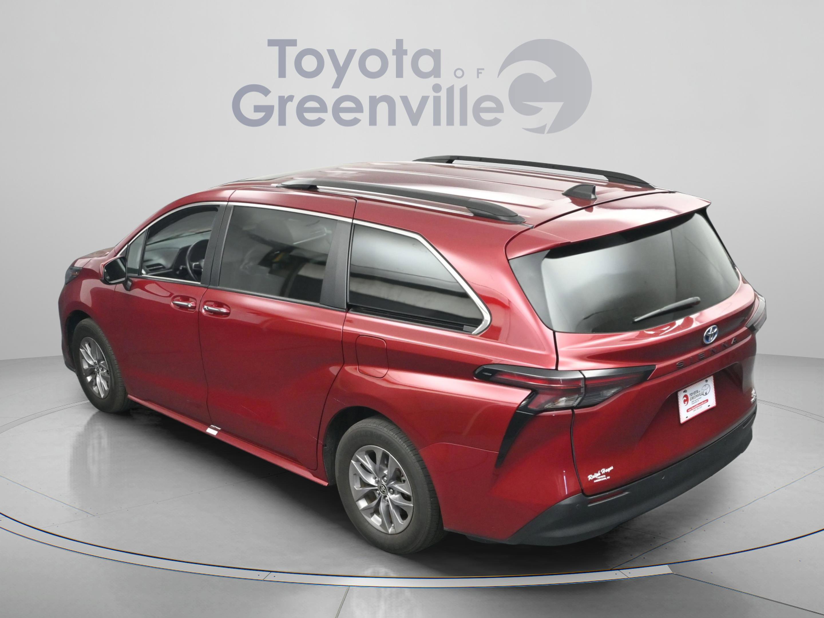 Used 2023 Toyota Sienna XLE image 9