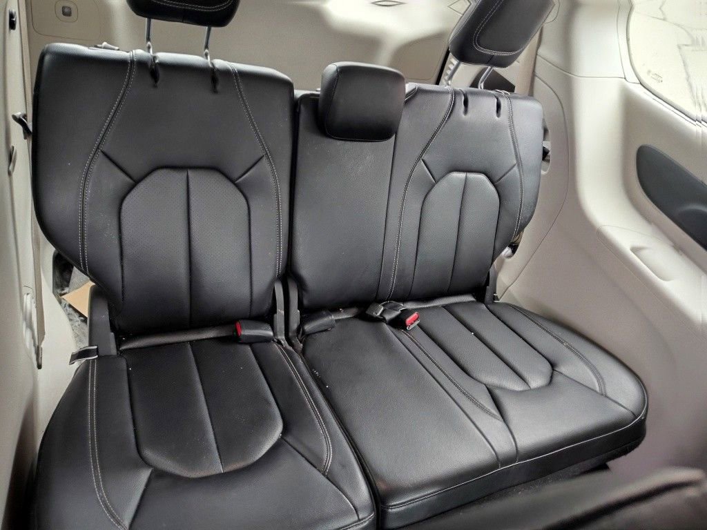 Used 2022 Chrysler Pacifica Touring-L image 17