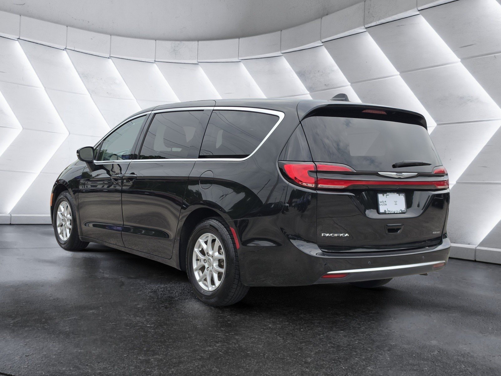 Used 2023 Chrysler Pacifica Touring-L FWD image 5