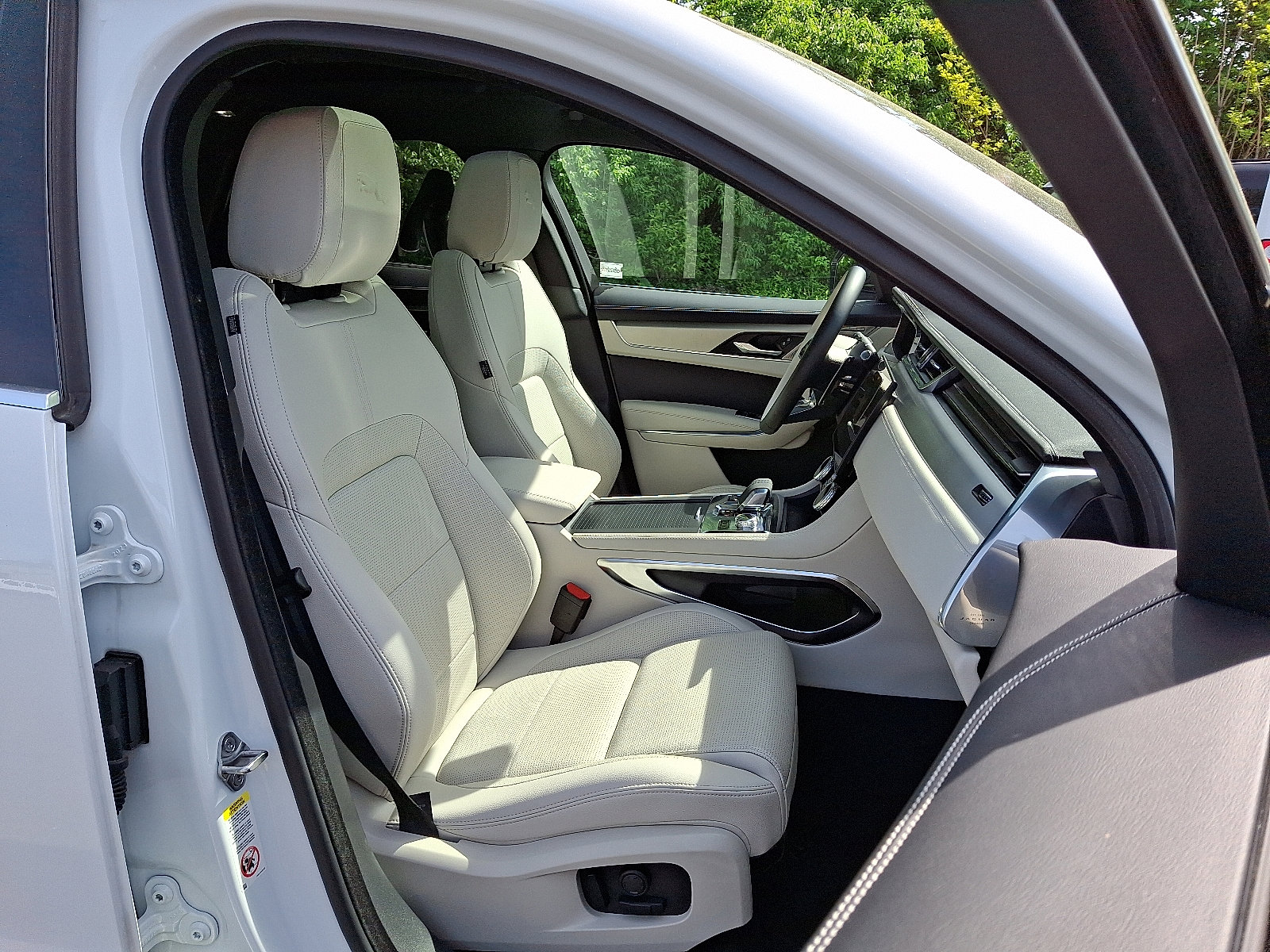 Certified 2025 Jaguar F-PACE R-Dynamic S image 3