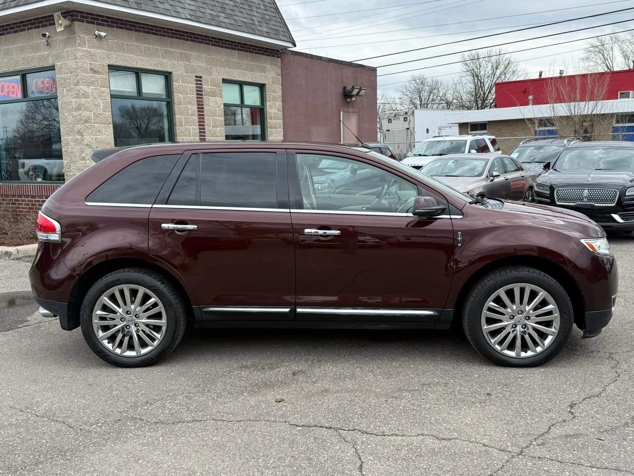 Used 2012 Lincoln MKX FWD image 4