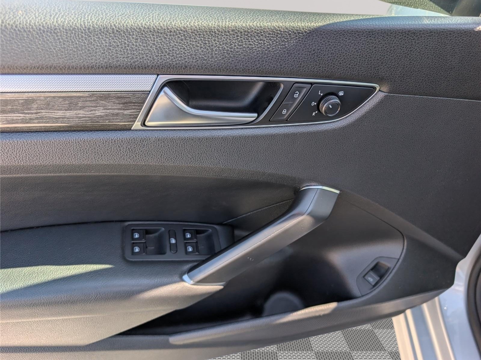 Used 2018 Volkswagen Passat 2.0T SE FWD image 19