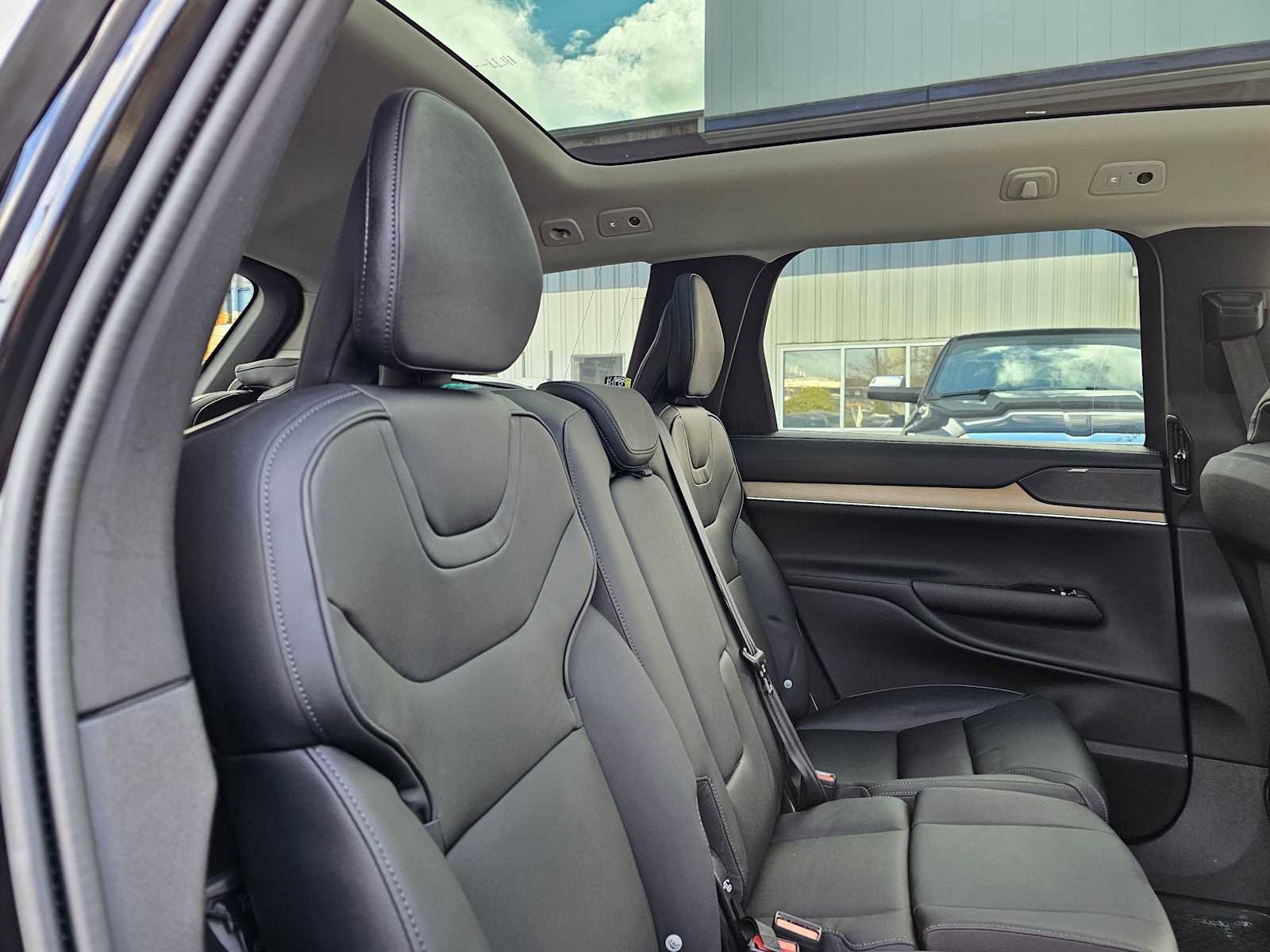 Used 2025 Volvo EX90 Ultra image 14