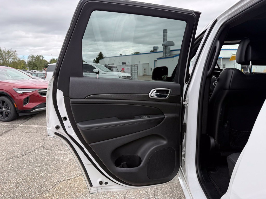 Used 2018 Jeep Grand Cherokee Altitude RWD image 15