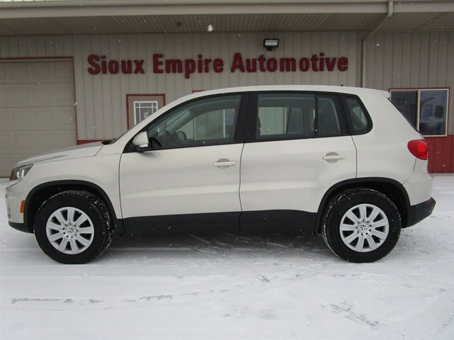 Used 2013 Volkswagen Tiguan S image 2