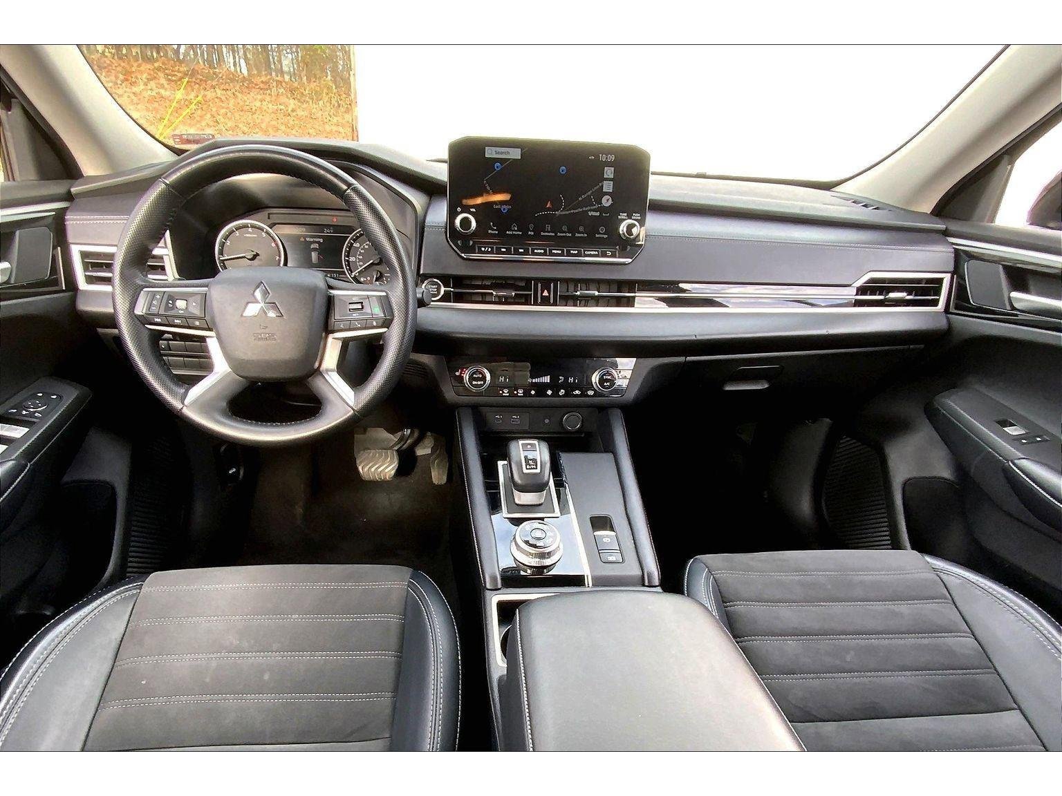 Used 2024 Mitsubishi Outlander SE image 14