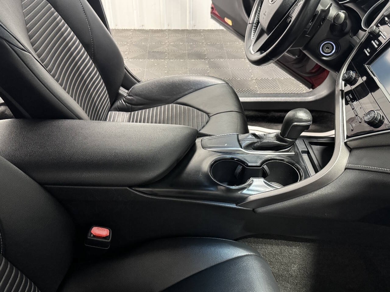 Used 2018 Toyota Camry SE FWD image 17
