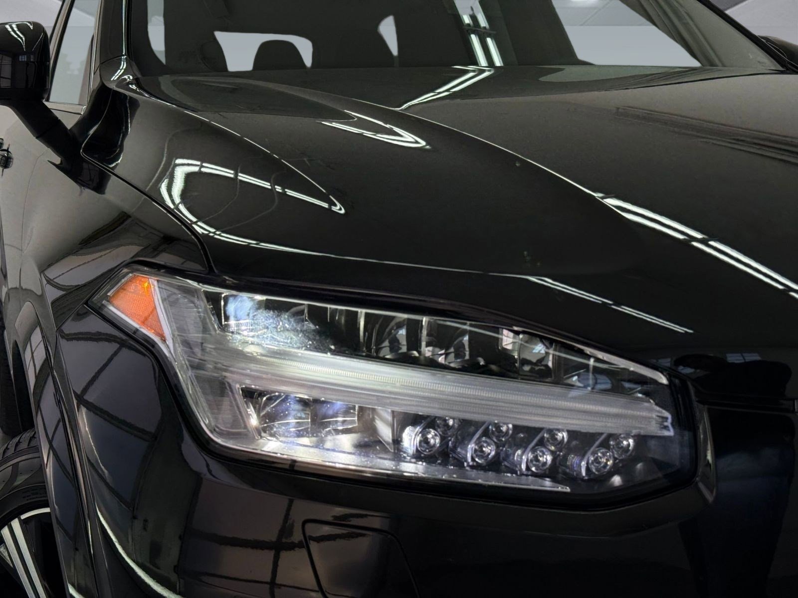 Used 2025 Volvo XC90 B6 Plus image 10