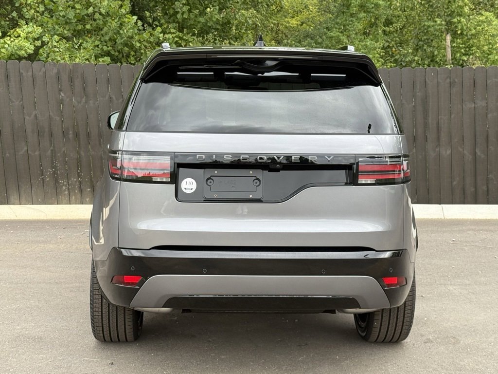 New 2025 Land Rover Discovery Dynamic SE image 4