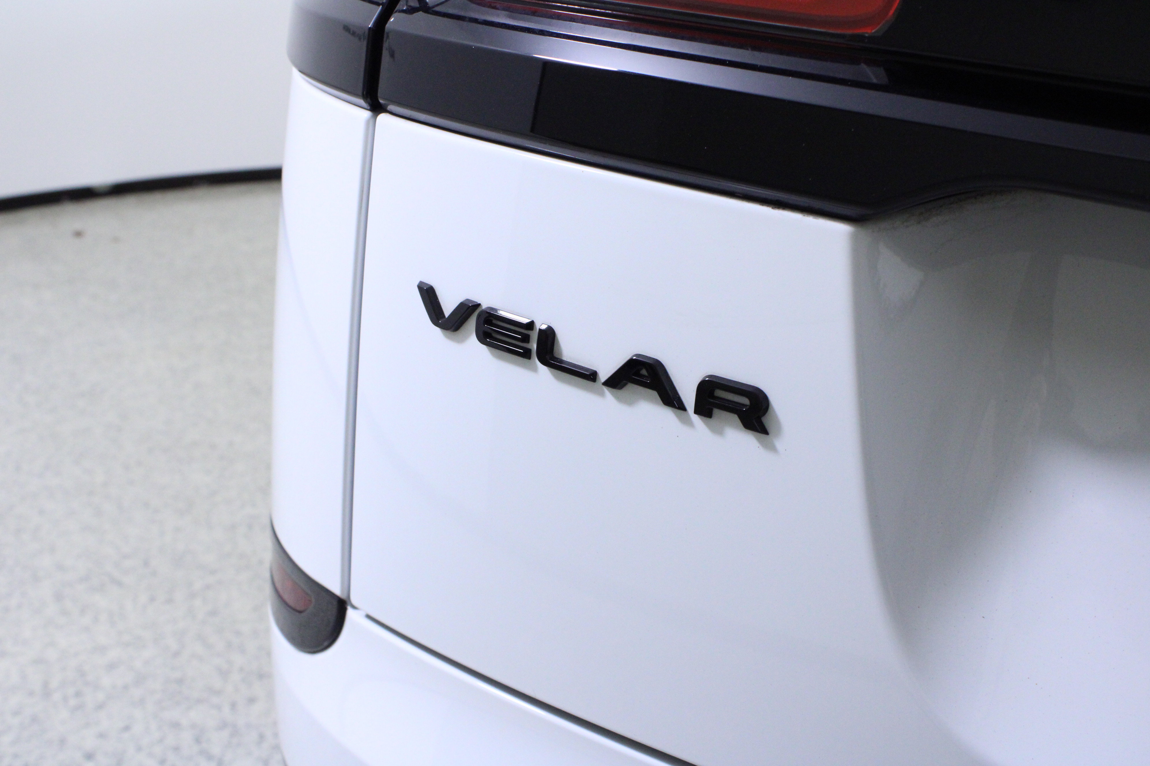 Used 2023 Land Rover Range Rover Velar R-Dynamic S image 9