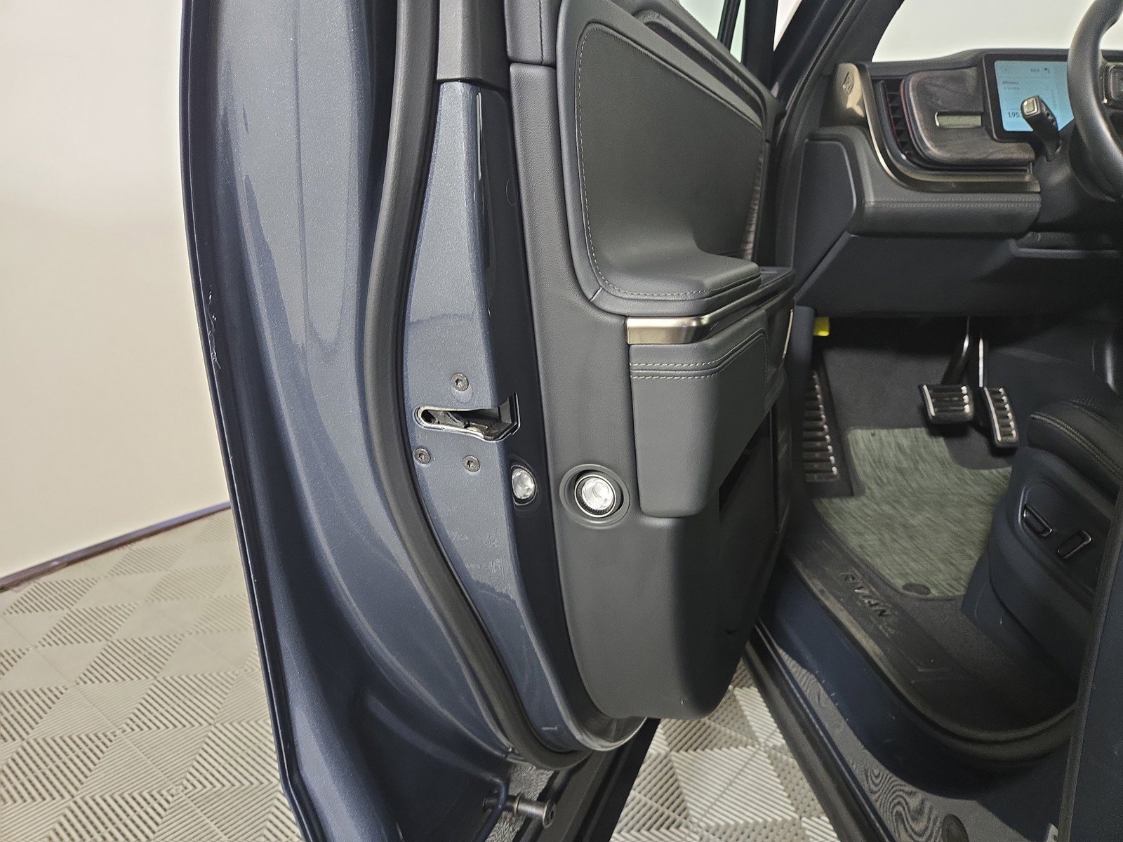 Used 2022 Rivian R1T Launch Edition image 30