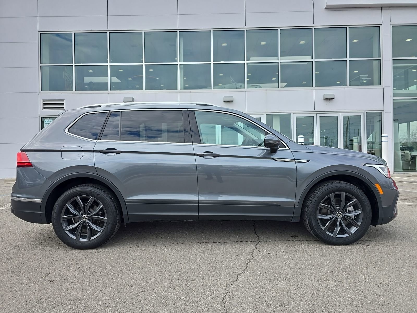 Certified 2023 Volkswagen Tiguan SE image 2