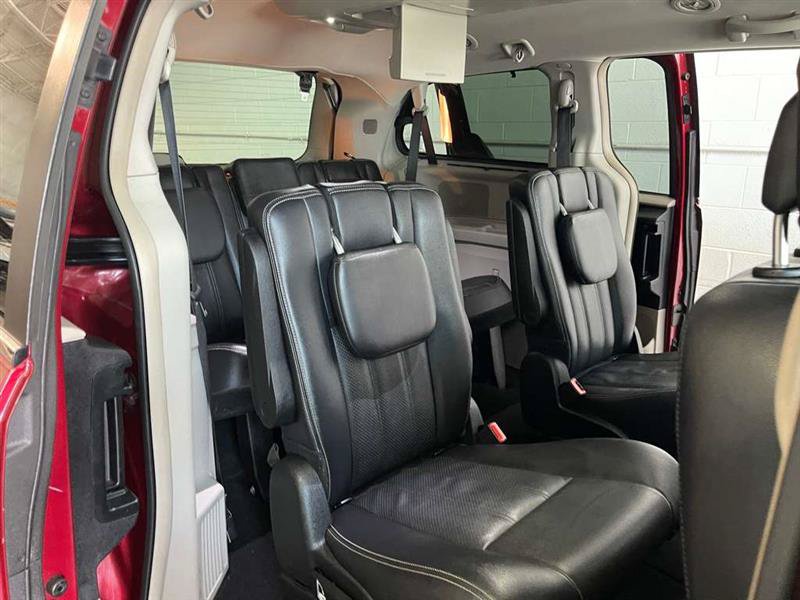 Used 2015 Chrysler Town & Country Touring-L w/ Driver Convenience Group FWD image 51