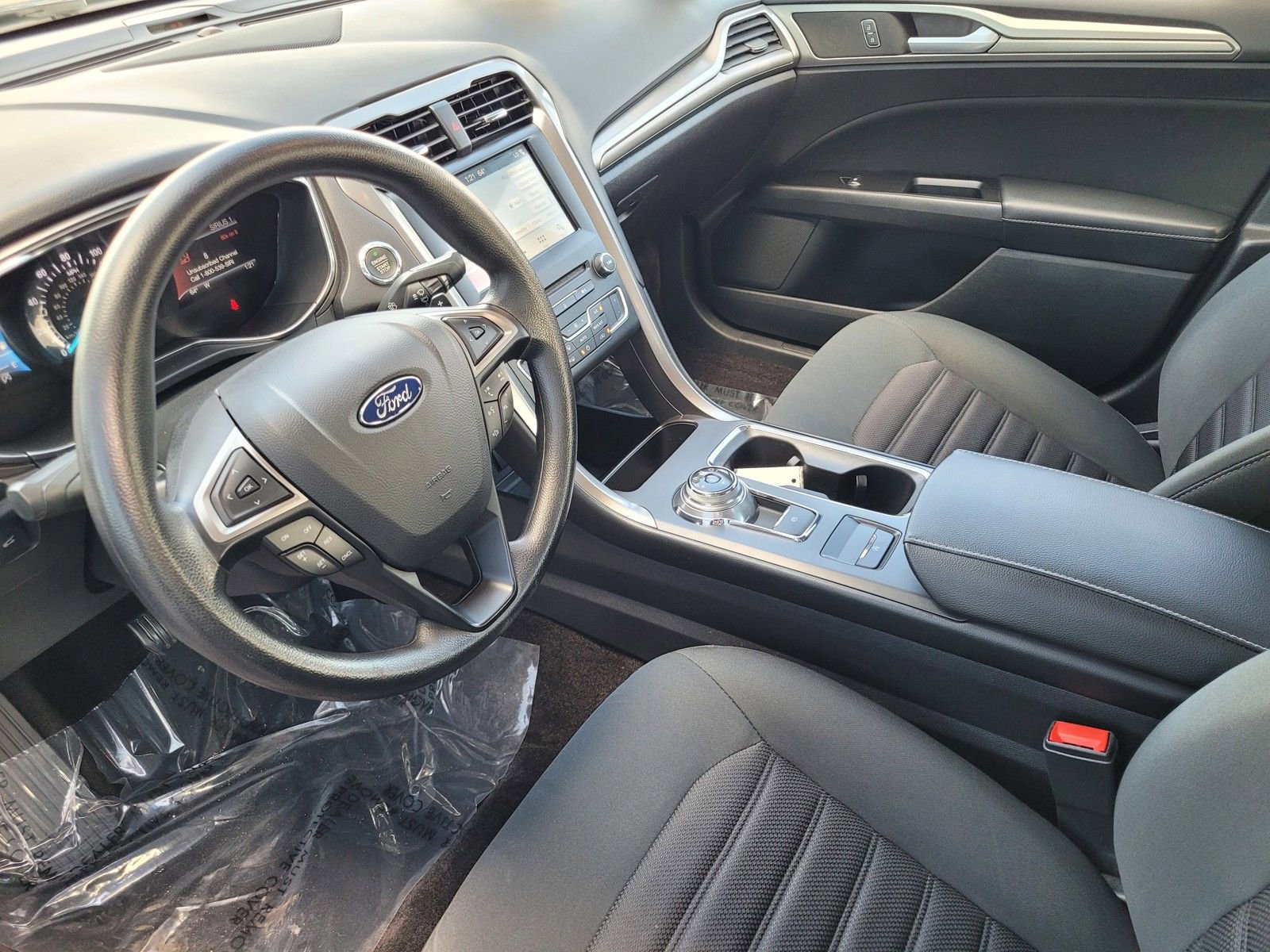 Used 2017 Ford Fusion SE w/ Fusion SE Technology Package image 19