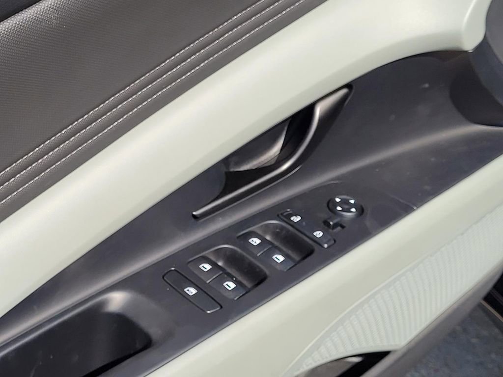 New 2025 Hyundai Elantra Limited FWD image 11