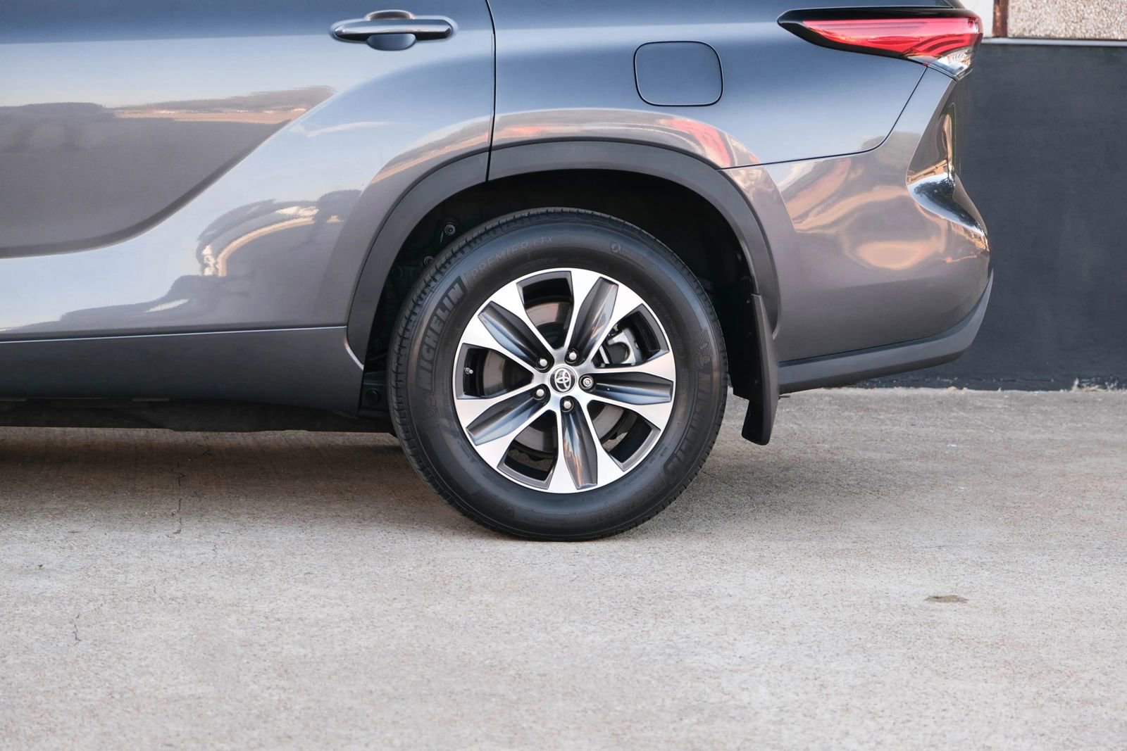 Used 2022 Toyota Highlander XLE image 10