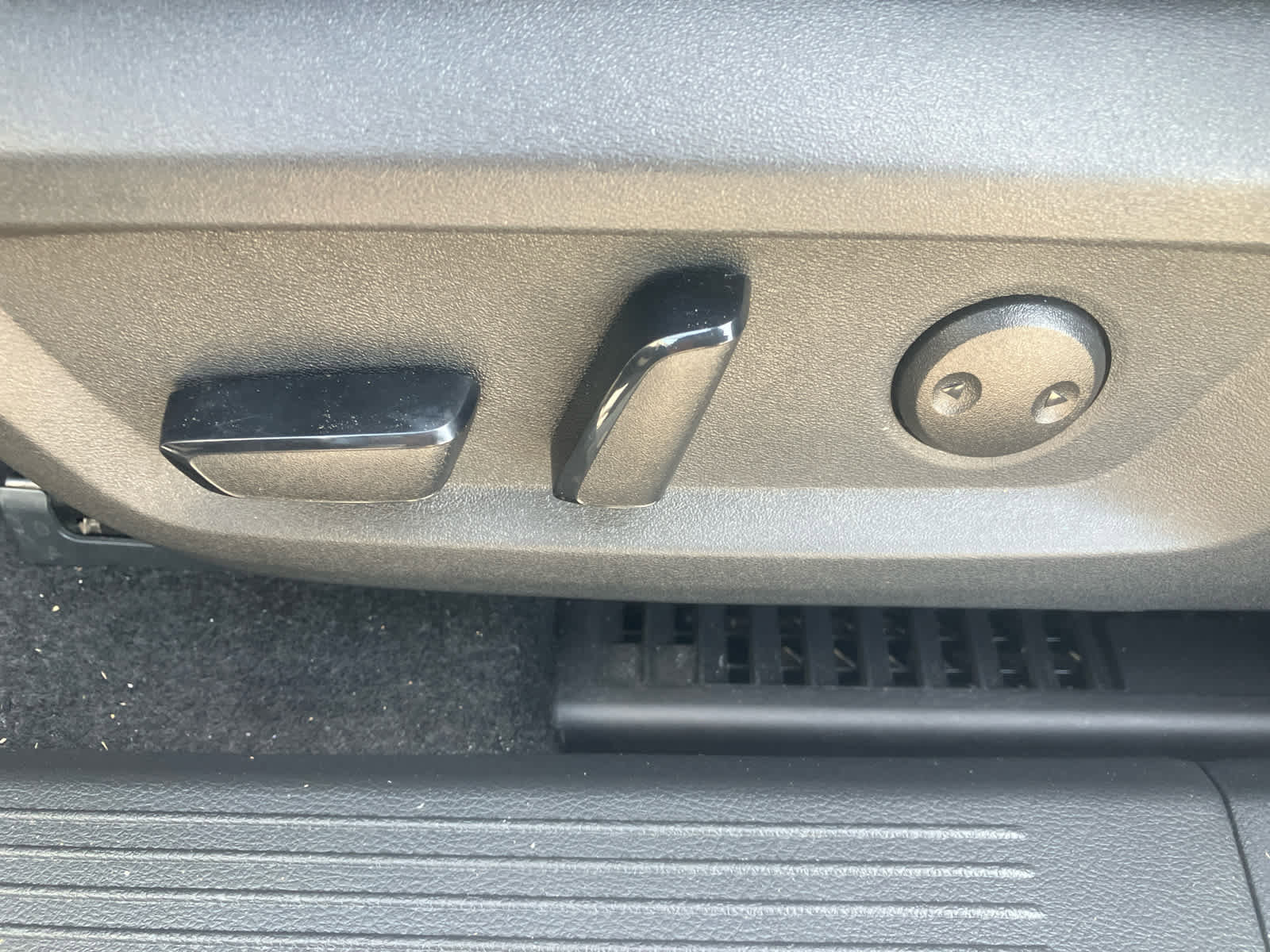 Used 2024 Nissan Rogue Platinum w/ Platinum Premium Package image 11