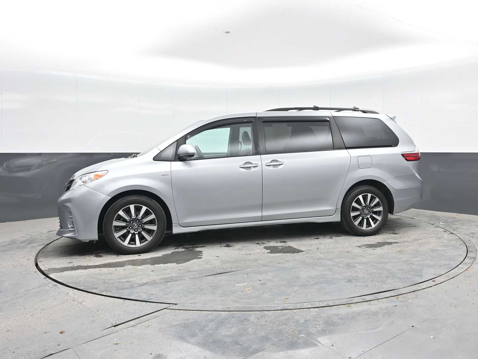 Used 2020 Toyota Sienna XLE w/ XLE Navigation Package AWD/4WD image 4