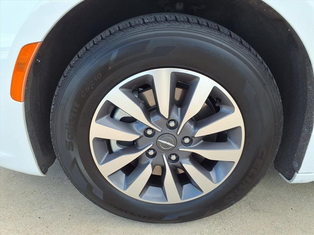 Used 2023 Chrysler Pacifica Touring-L FWD image 10