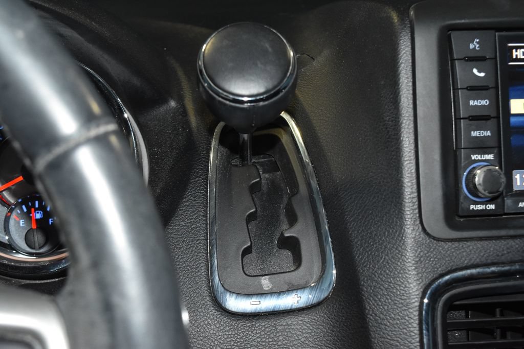 Used 2016 Chrysler Town & Country Touring FWD image 14
