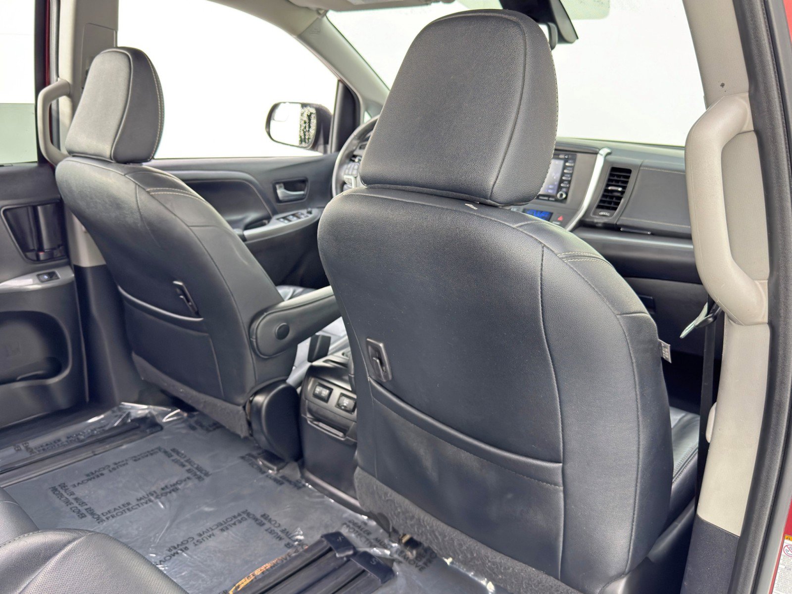 Used 2019 Toyota Sienna SE w/ Carpet Mat Package FWD image 31